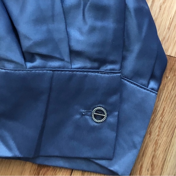 Cropped tie back blouse in a size medium. - Picture 4 of 13